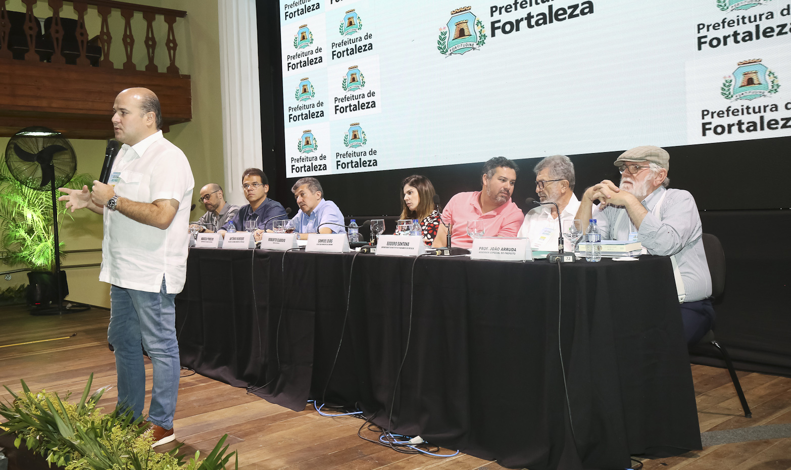 várias pessoas num palco